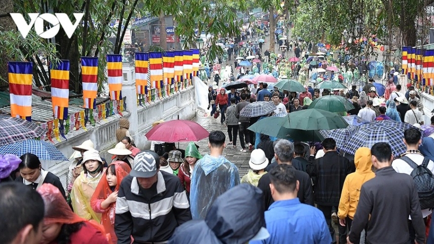 Visitors brave rain on opening day of 2026 Huong Pagoda Tourism Festival